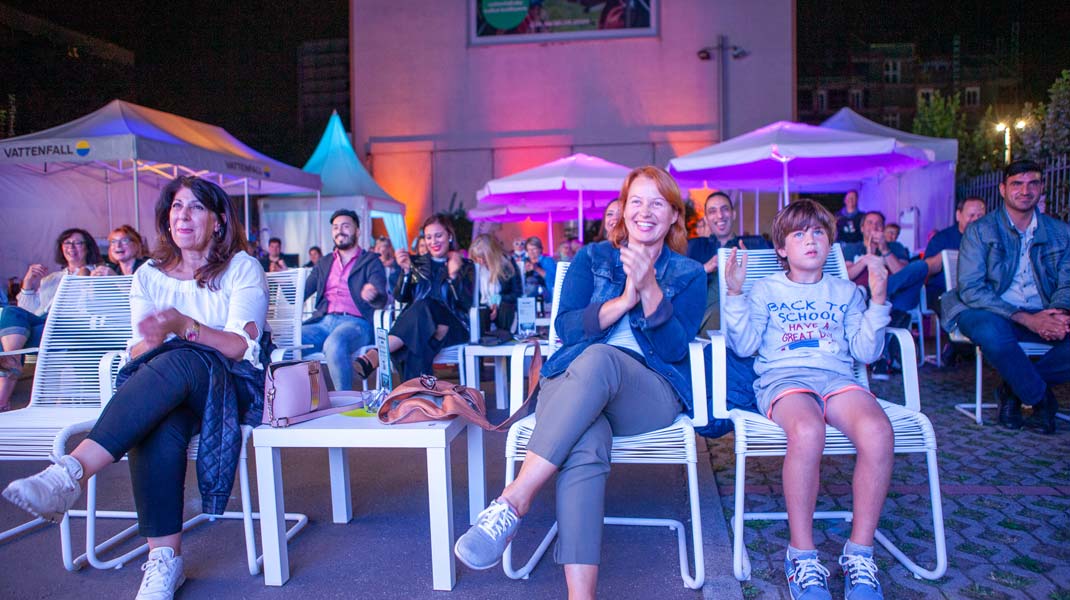 Besucher des Vattenfall Kultur-Kraftwerks auf dem Vorplatz des Heizkraftwerks in Berlin Mitte Klatschen Beifall