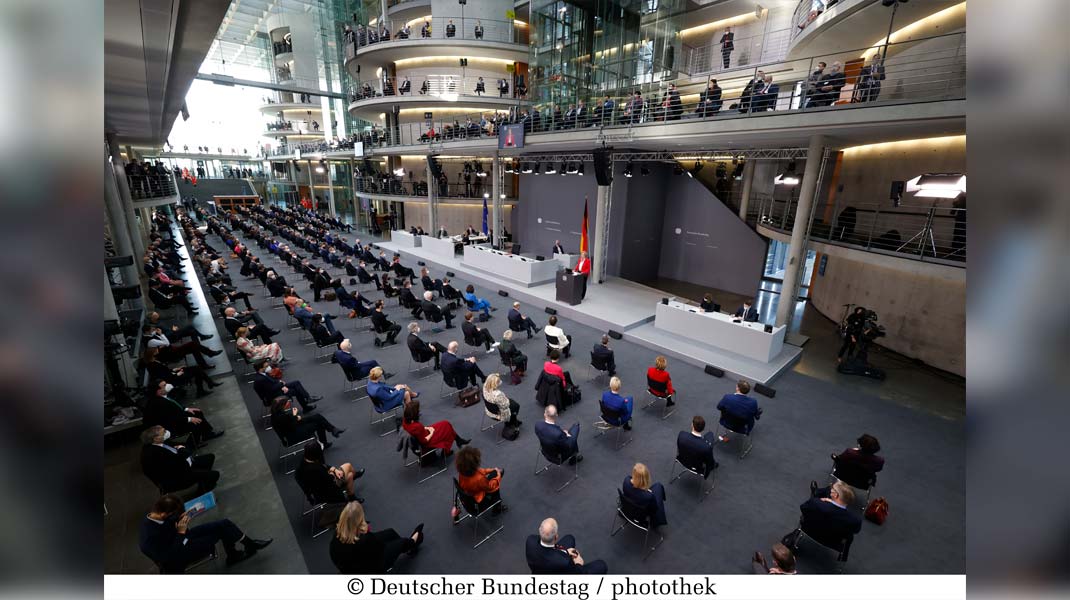 Blick auf Die Bühne der Bundesversammlung 2022 im Paul-Löbe-Haus