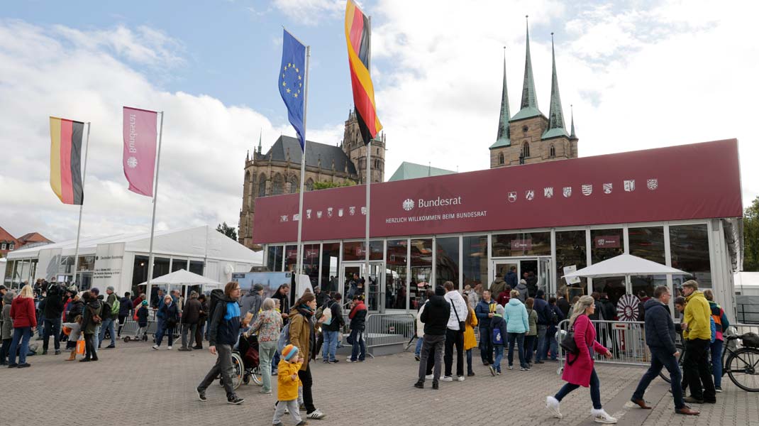 Blick auf das Festzelt des Bundesates in Erfurt