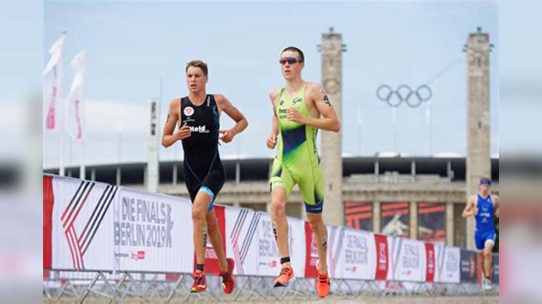 2 Triathleten beim Laufen auf dem Festgelände der Finals