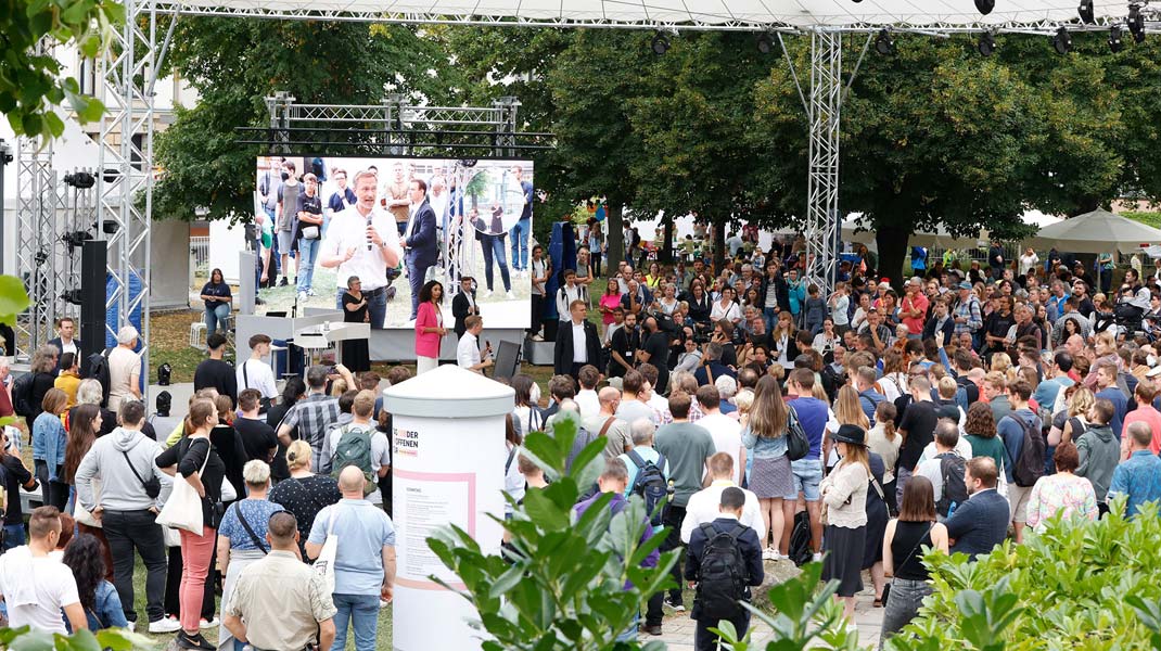 Blick auf den Vorplatz des Bundesministeriums der Finanzen