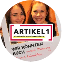 Logo der Initiative für Menschenwürde e.V. und der Kampagne „Demokratie ist alles"