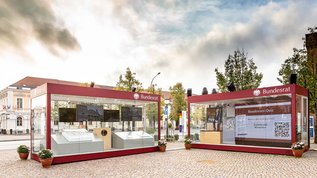 Glascontainer mit Ausstellungsobjekten und Präsentation des Bundesrates auf der EinheitsEXPO 2020