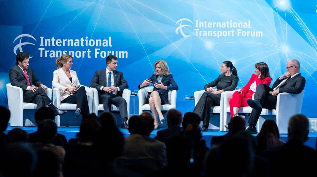 Blick auf die Bühne der Weltverkehrsministerkonferenz